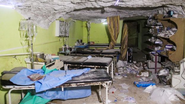 آثار قصف جوي على مستشفى في خان شيخون إثر هجوم جوي كيميائي محتمل