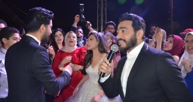 تامر حسنى يغنى للعروسين