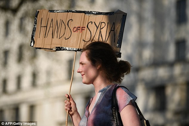 بالصور.. مظاهرة ضد هجوم ترامب على سوريا في بريطانيا