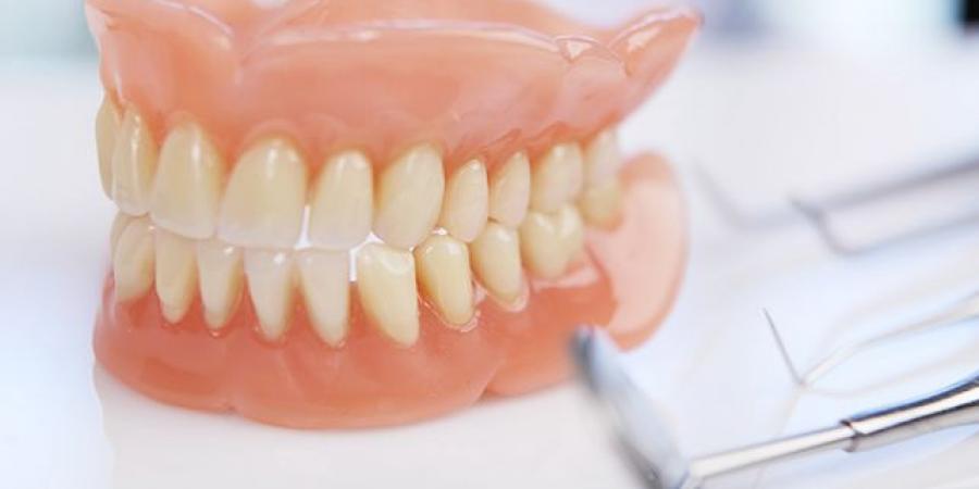علماء يحذرون من أطقم الأسنان