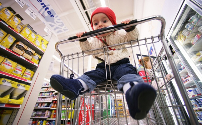 مخاطر جلوس الطفل في عربة التسوق 
