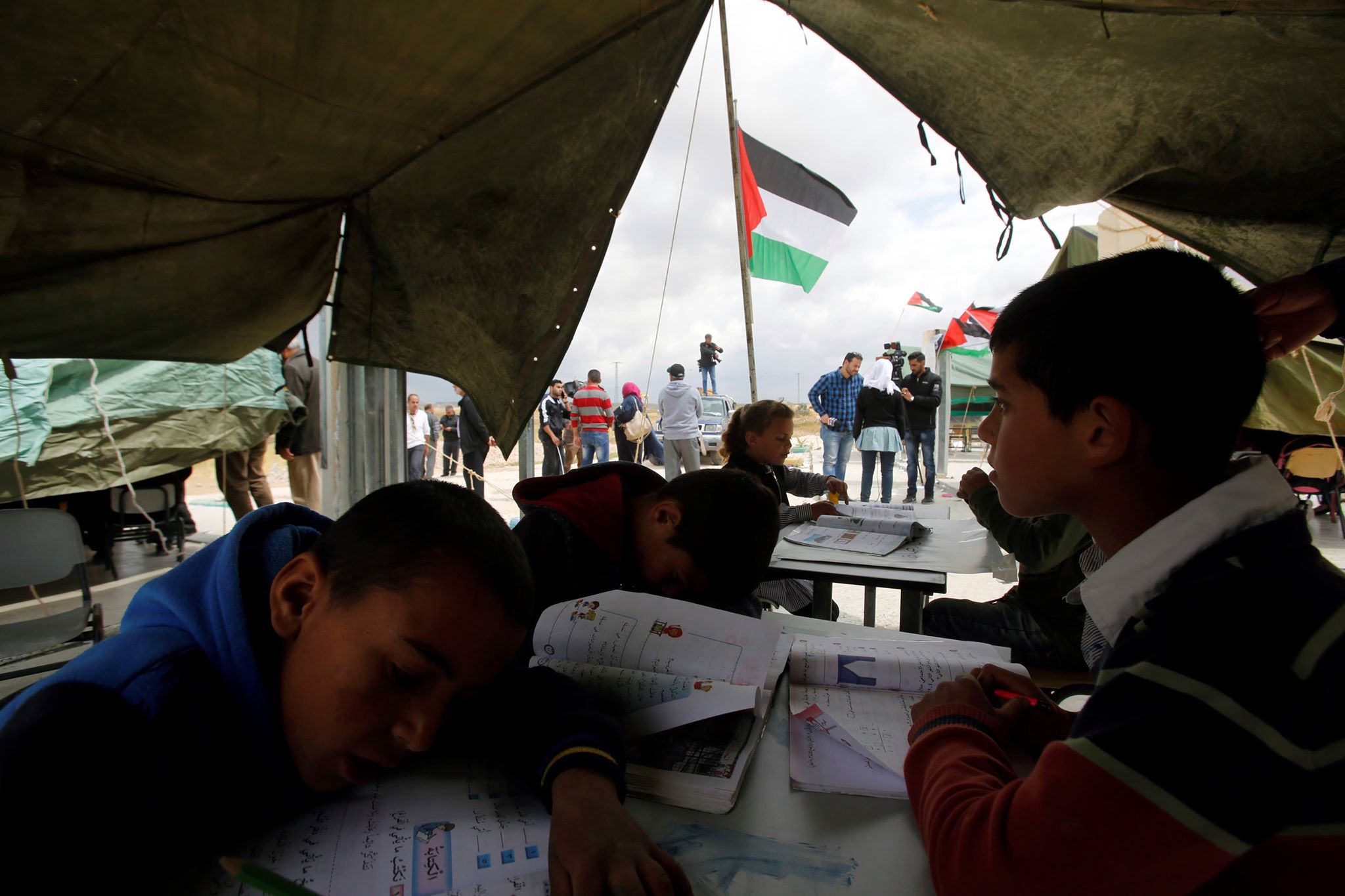 الأطفال الفلسطينيون يقاومون الاحتلال الإسرائيلي بالتعليم في الخيام