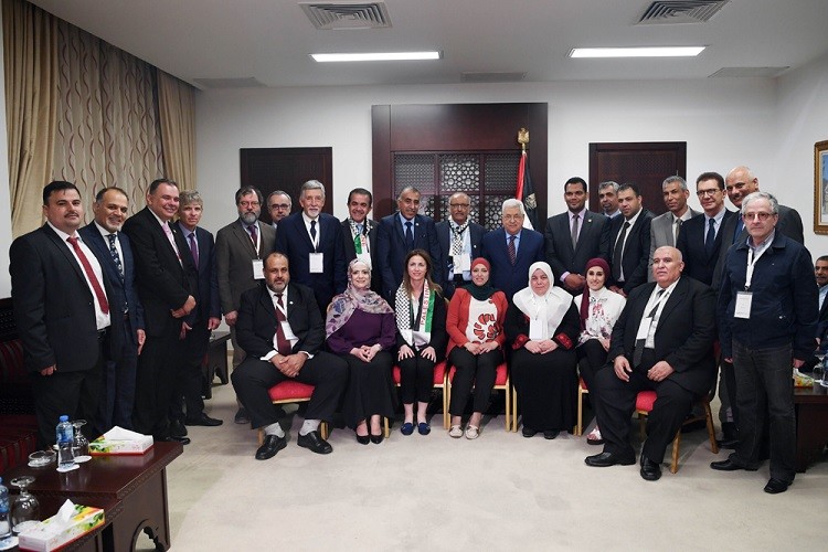 محمود عباس مع الوفود العربية المشاركة في المؤتمر العربي الـ15 للطب المخبري