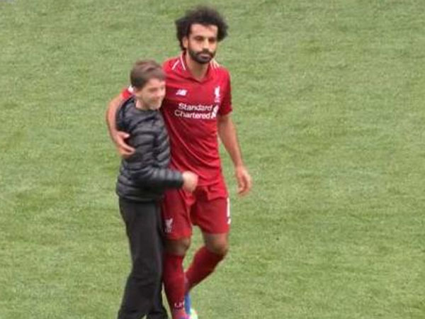 طفل يقتحم مباراة ليفربول ووست هام من أجل محمد صلاح