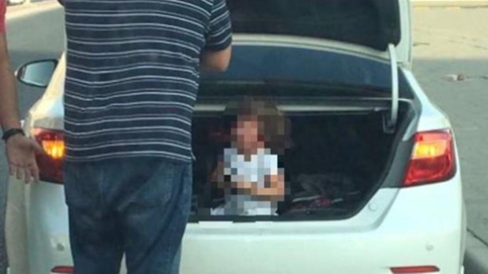 أب يضع ابنته داخل صندوق السيارة بسبب "شقاوتها"