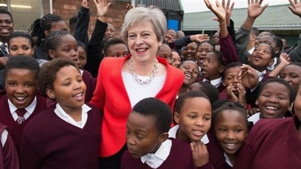 رئيسة وزراء بريطانيا ترقص مع أطفال جنوب إفريقيا