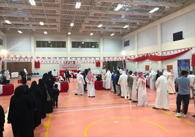 طوابير الناخبين أمام مراكز الاقتراع للانتخابات النيابية والبلدية بالبحرين