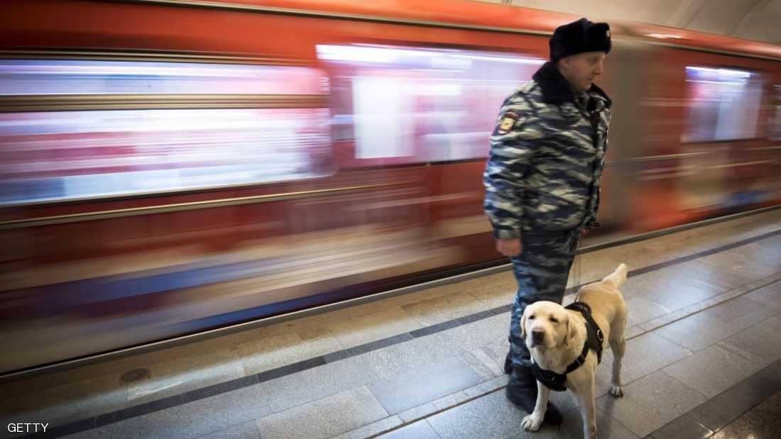 شرطي روسي مع كلب بوليسي في إحدى محطات القطار بموسكو