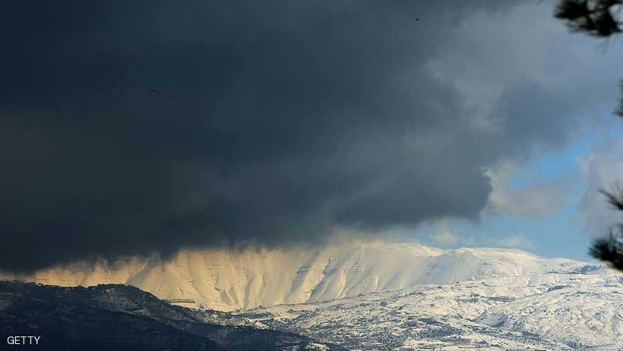 العاصفة تضرب لبنان.