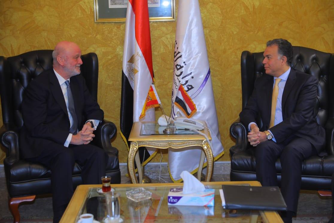 وزير النقل يلتقي سفير أسبانيا بالقاهرة لبحث التعاون في مجال السكك الحديدية