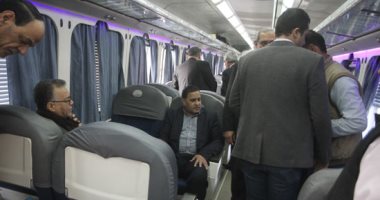 هشام عرفات وزير النقل يستقل قطار الصعيد من محطة الجيزة