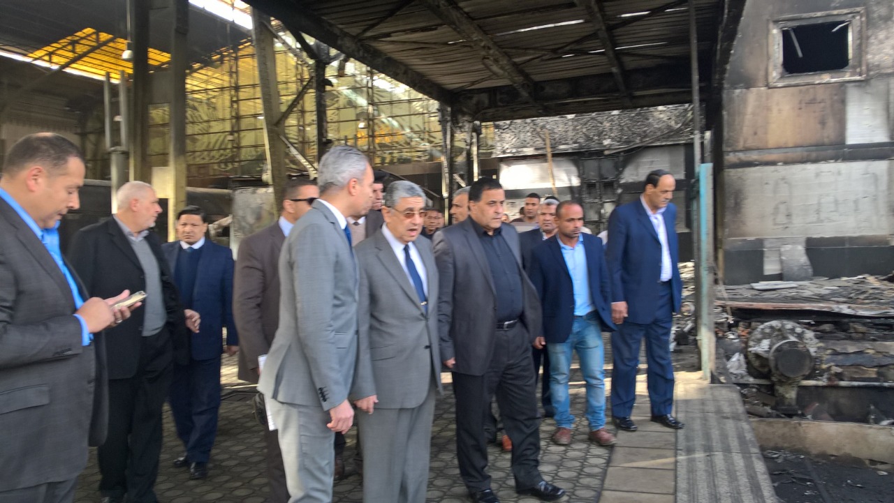 وزير الكهرباء يتابع انتظام العمل بمحطة مصر (1)
