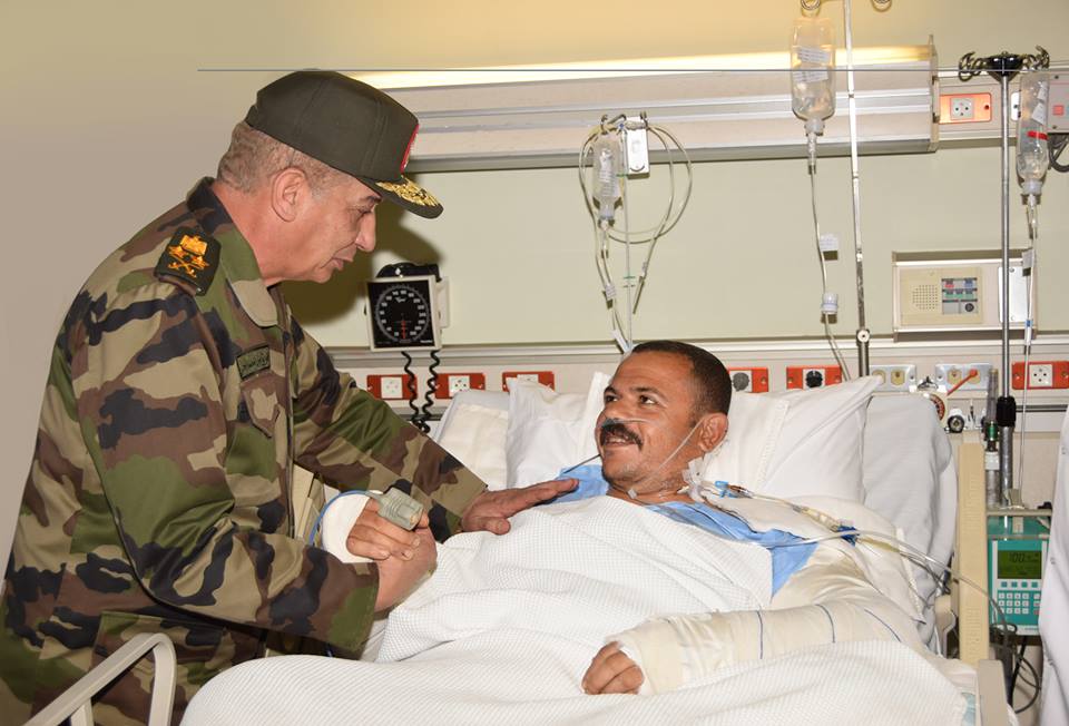 الفريق أول / محمد زكى يزور المرضى بالمستشفيات العسكرية