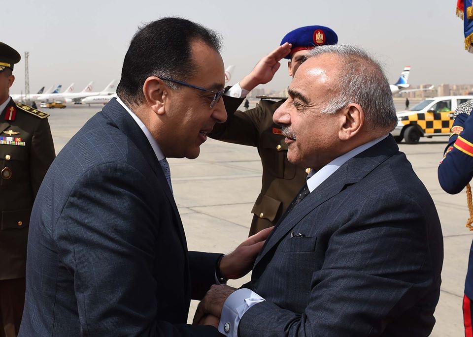 رئيس الوزراء يستقبل نظيره العراقى بمطار القاهرة 