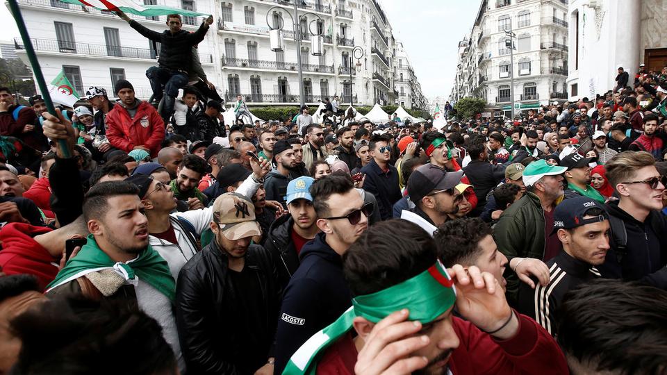 متظاهرون يحملون أعلام الجزائر خلال مسيرة للمطالبة بتنحي الرئيس عبد العزيز بوتفليقة في الجزائر العاصمة (أرشيفية)