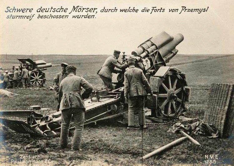 صورة لعدد من المدافع الألمانية خلال الحرب العالمية الأولى