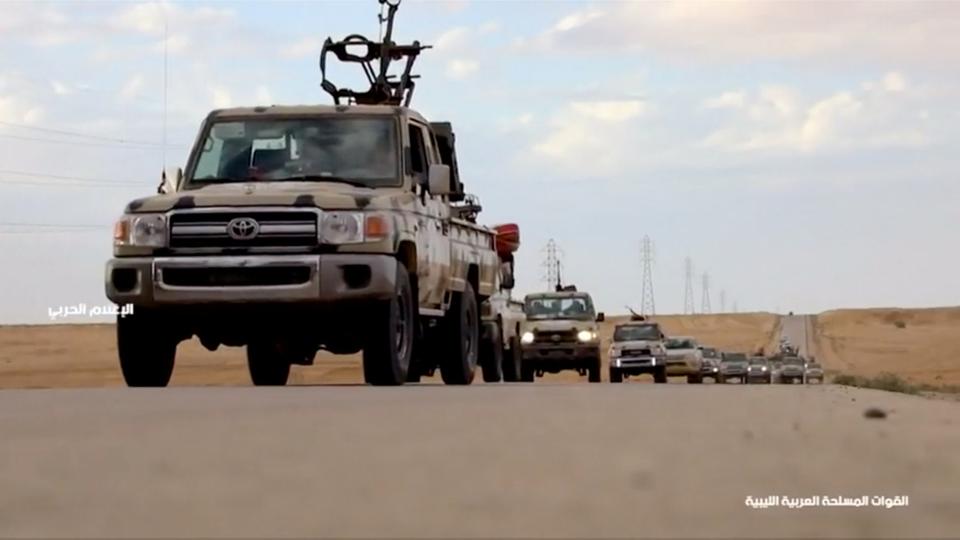 سيارات الجيش الوطني الليبي في طريقها غرباً