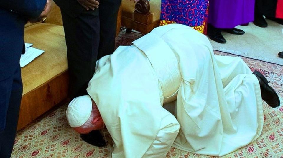 البابا يقبّل أقدام قادة جنوب السودان
