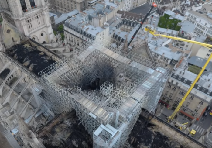 مشهد يكشف الآثار الناتجة عن حريق الكاتدرائية