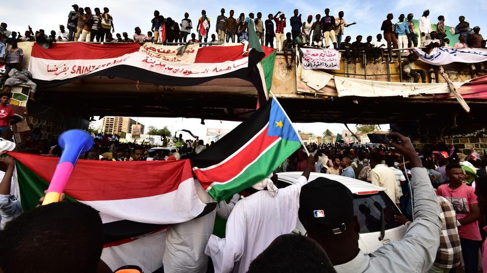متظاهرون أمام مقر القيادة العامة في الخرطوم(أرشيفية)