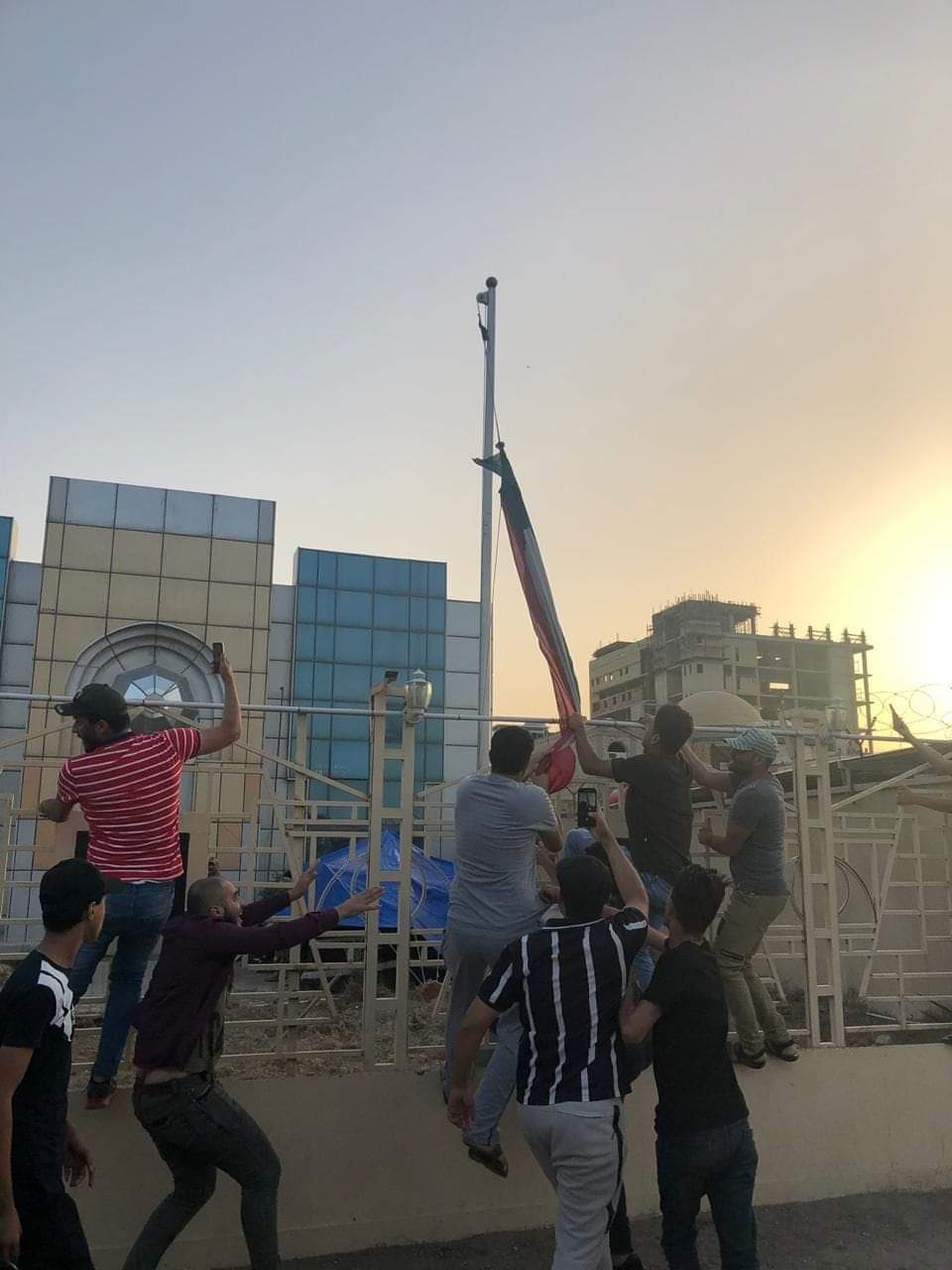 المحتجون قصدوا مقر القنصلية الكويتية وأنزلوا العلم الكويتي
