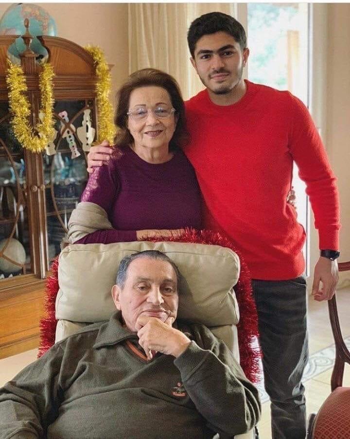  مبارك يحتفل بعيد ميلاده الـ91 مع عائلته