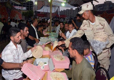 القوات المسلحة تقيم 135 مائدة إفطار رمضانية بطاقة 828 ألف وجبة بمحافظات الجمهورية