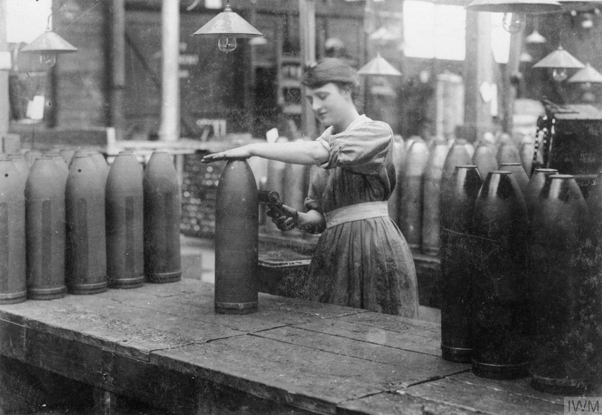 صورة لإحدى النساء البريطانيات أثناء تفقدها للقذائف بالمصنع