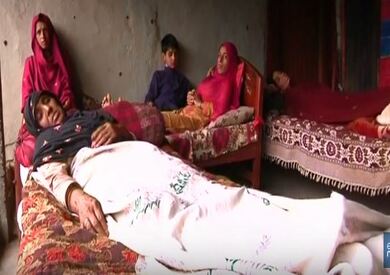 طفل باكستاني يصيب أسرته بقذيفة