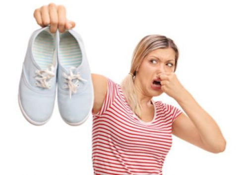 «ضعيه في الفريزر».. 4 طرق للتخلص من رائحة الحذاء الكريهة