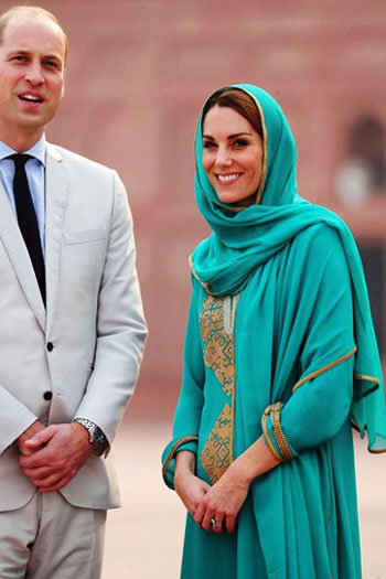 الأميرة كيت ترتدى الحجاب داخل مسجد باشاهى 