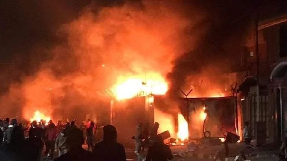 مشهد من حرق القنصلية الإيرانية في النجف
