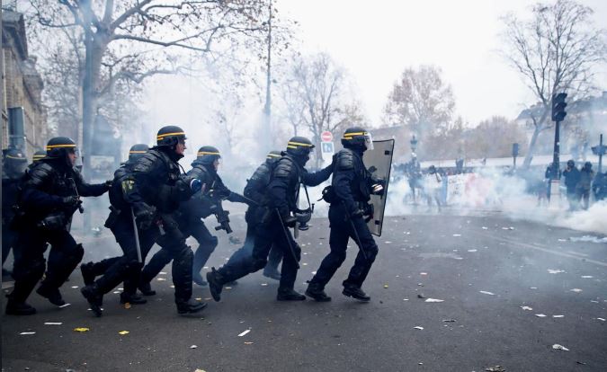 أفراد من الشرطة الفرنسية خلال مظاهرة ضد خطة الحكومة لإصلاح نظام معاشات التقاعد في فرنسا. تصوير: جونسالو فوينتس - رويترز.