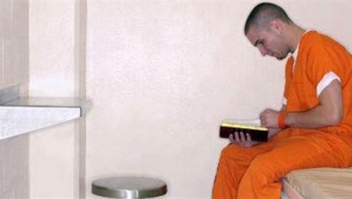 الخلاص بالقراءة.. حفظ القرآن ومطالعة الكتب طرق لخفض عقوبة السجن حول العالم