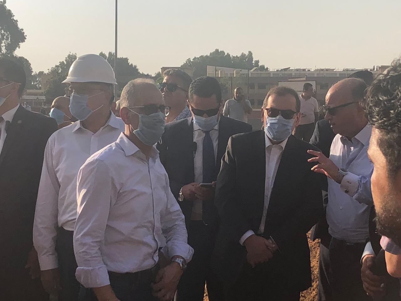 وزير البترول والثروة المعدنية خلال تفقده موقع حادث حريق خط خام شقير مسطرد