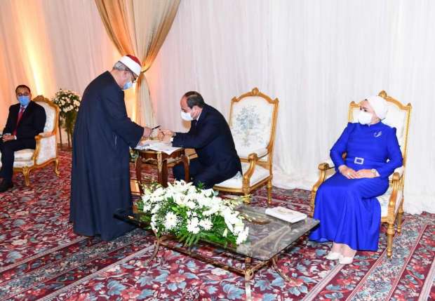 الرئيس السيسى شاهدا على عقد قران ابنة صديقه الراحل