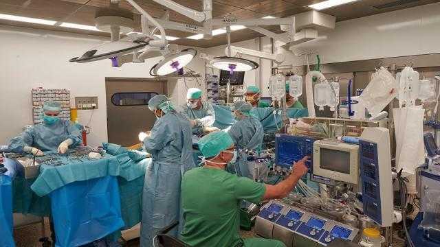 مستشفى أسيوط تنجح في إعادة زرع يد فتاة