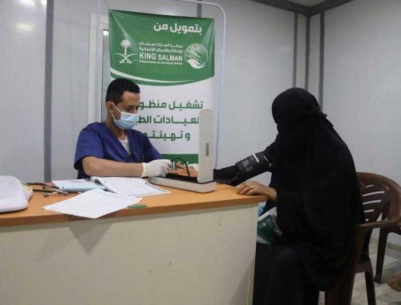 مركز الملك سلمان للإغاثة يقدم خدمات طبية في عزلة الدير ومديرية ميدي بحجة في اليمن