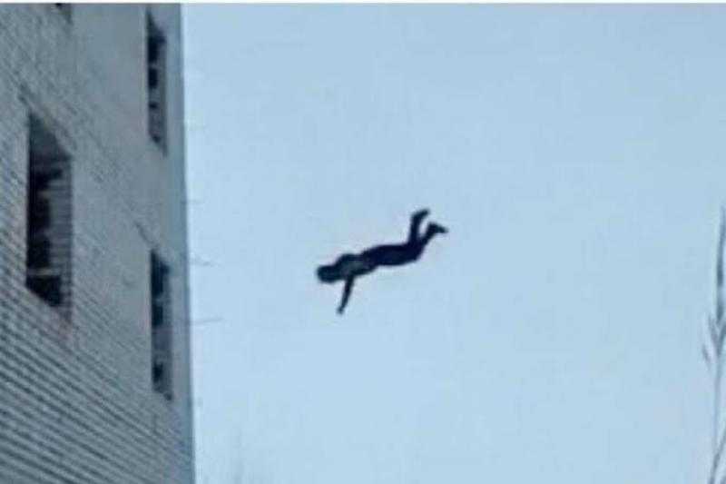 شاب يقفز هرباً من عقار بعد تعذيبه بالمعصرة