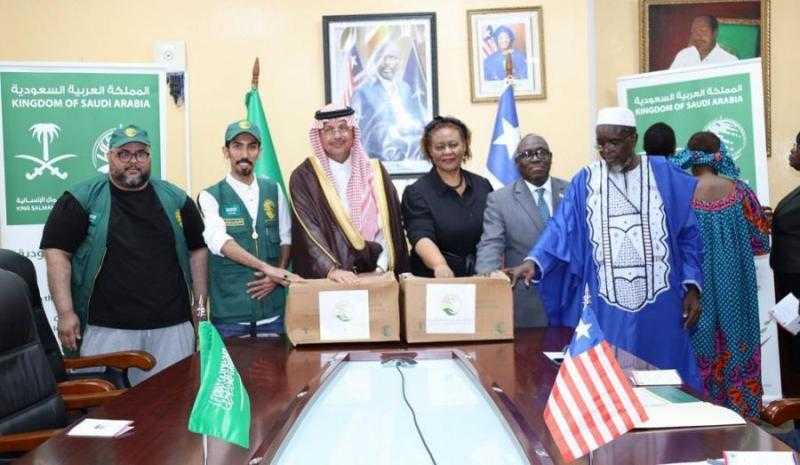 مركز الملك سلمان للإغاثة يسلم 50 طنا من التمور هدية السعودية لكل من ليبيريا وغانا وميانمار
