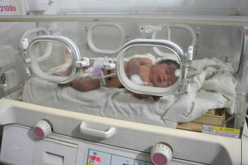 بسوريا .. إنقاذ رضيعة حبلها السري موصول بأمها من تحت الأنقاض