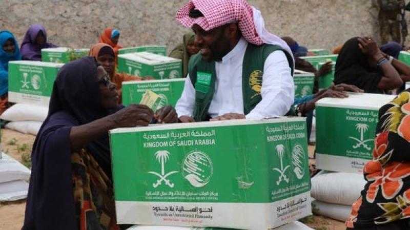 مركز الملك سلمان للإغاثة يوزع مواد وسلال غذائية في محافظات تعز ومأرب باليمن
