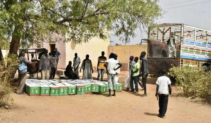 مركز الملك سلمان للإغاثة يوزع مساعدات إغاثية وغذائية في ولايات السودان