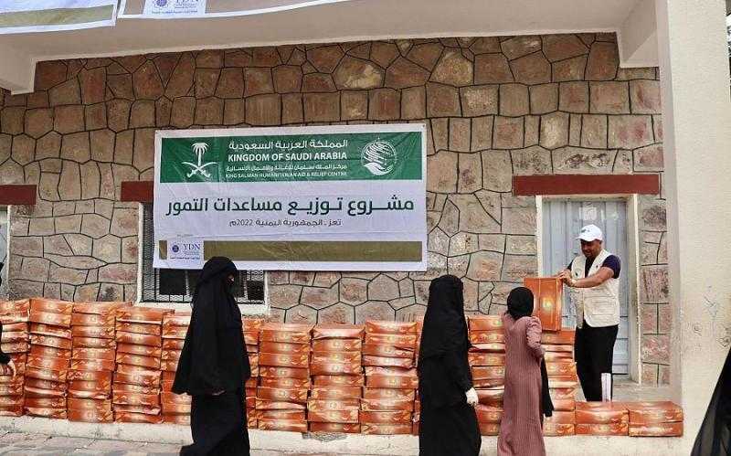 مركز الملك سلمان للإغاثة يسلم أطنان من التمور هدية المملكة لقرغيزستان ونيجيريا والنيجر واليمن