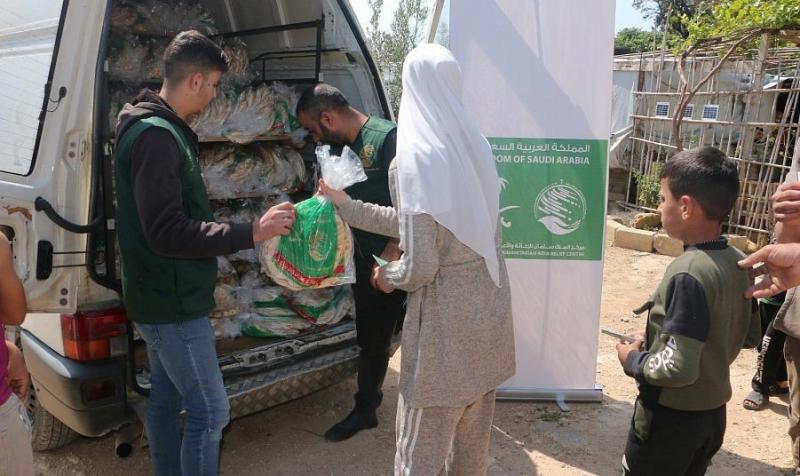 مركز الملك سلمان للإغاثة يوزع أكثر من 25.000 ربطة خبز يومياً للعائلات المحتاجة من السوريين والفلسطينيين