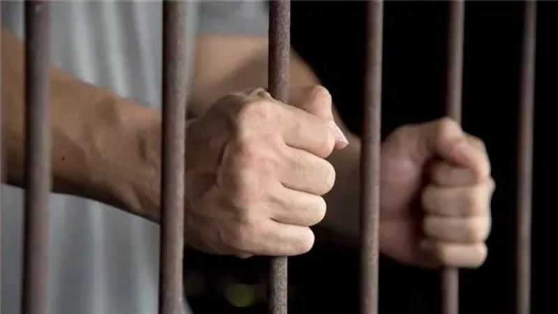 حبس 5 أشخاص بتهمة حيازة وتصنيع العقاقير المخدرة في عين شمس