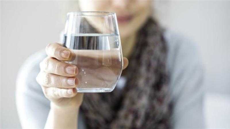 الإفراط في شرب الماء.. عدو خفي يهدد صحتك