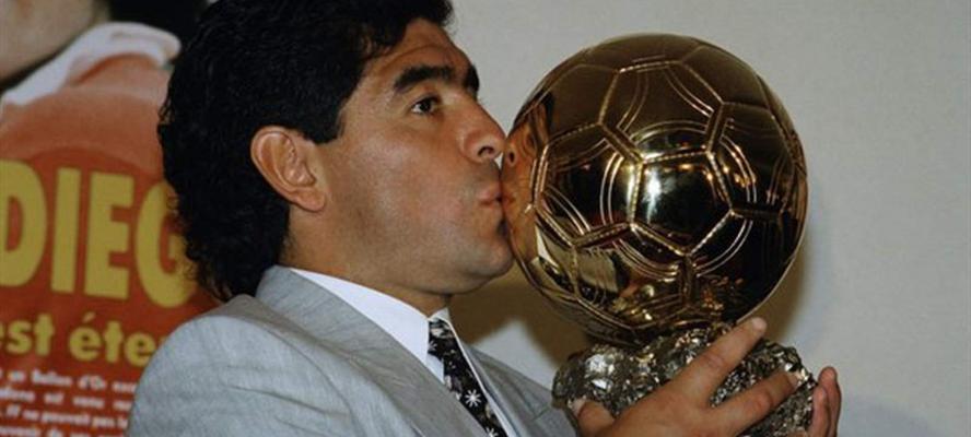 جائزة الكرة الذهبية لمارادونا تُعرض للبيع قطعة تاريخية