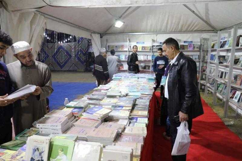 فعاليات ثقافية وإقبال جماهيري بمعرض فيصل الثالث عشر للكتاب