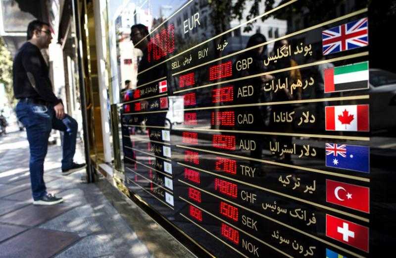 العملة الإيرانية تهوي لمستوى قياسي أمام الدولار